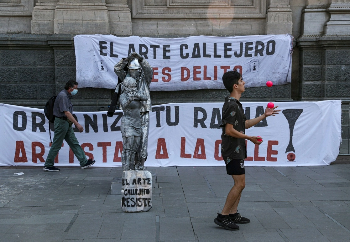Artistas callejeros protestan en Chile tras el homicidio del joven Francisco Martínez Romero. Foto Ap  