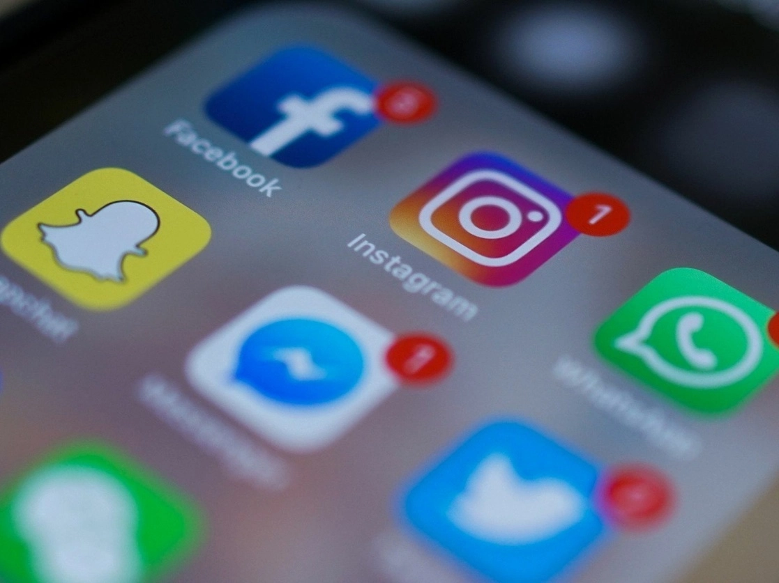 Logotipos de diversas redes sociales en un teléfono móvil. Foto Afp/ Archivo