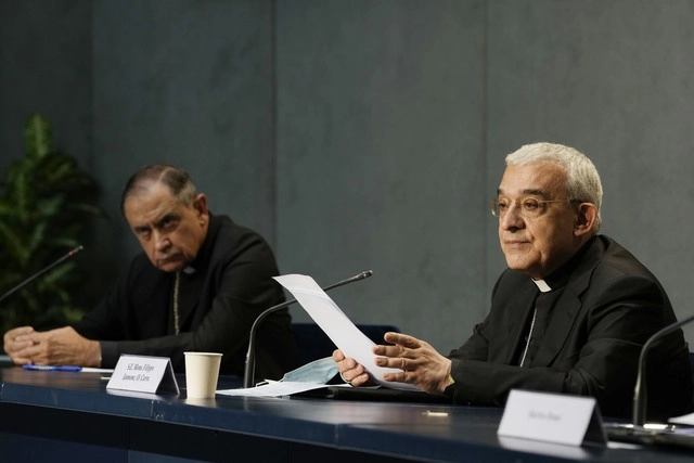 Filippo Iannone, a la derecha, y Juan Ignacio Arriesta, durante la conferencia de prensa de ayer, donde se anunció la inclusión de la pederastia como un crimen, en el Vaticano. Foto Ap