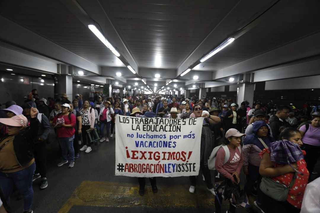 Integrantes de la Coordinadora Nacional de Trabajadores de la Educación (CNTE) durante las movilizaciones en las terminales 1 y 2 del Aeropuerto Internacional de la Ciudad de México (AICM). Foto