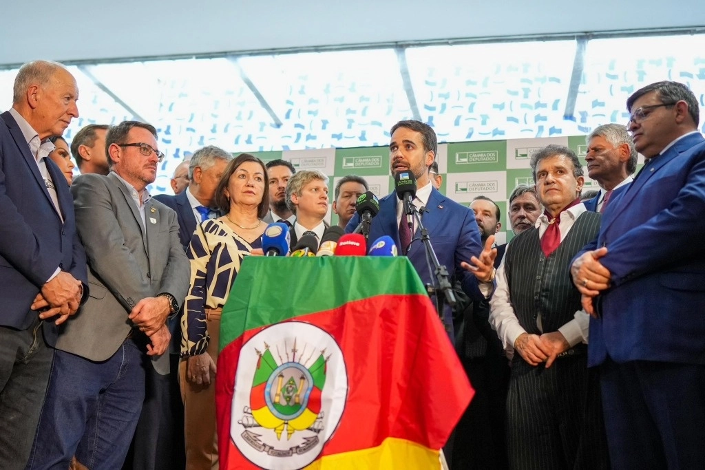 Junto a unos 200 alcaldes y parlamentarios de la bancada federal, el gobernador Eduardo Leite participó de una serie de agendas centradas en la reconstrucción de Rio Grande do Sul después de las inundaciones. Foto Tomada de X @governo_rs