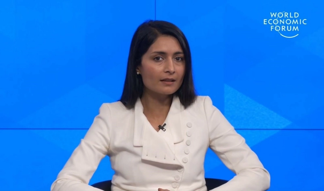 La directora general del Foro Económico Mundial, Saadia Zahidi, durante la conferencia virtual del Informe de Riesgos Globales 2022, el 11 de enero de 2022. Foto tomada de la transmisión difundida a través del Twitter de @wef
