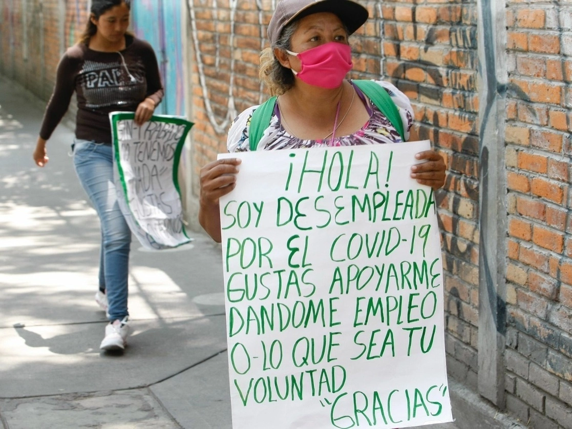 Una mujer desempleada por la crisis de covid-19 en la Ciudad de México. Foto Roberto García Ortiz / Archivo