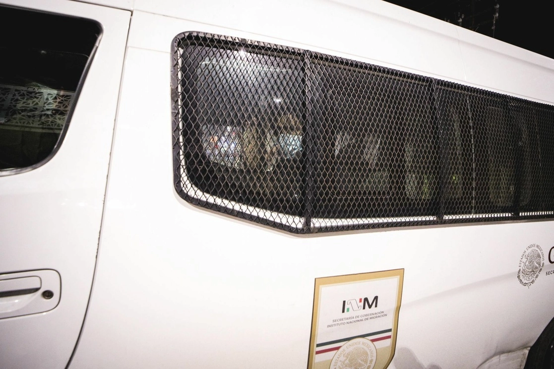 El pasado 19 de octubre, por lo menos siete camionetas con migrantes venezolanos deportados desde Tijuana llegaron al Instituto Nacional de Migración en Mexicali. Foto Cuartoscuro 