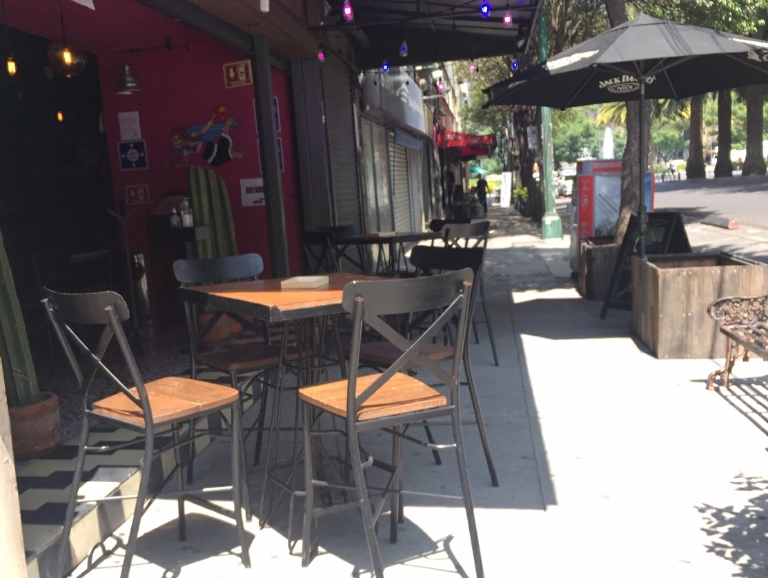 Un restaurante se encuentra semivacío en la colonia Condesa, Ciudad de México, durante la pandemia de Covid-19. Foto Guillermo Sologuren