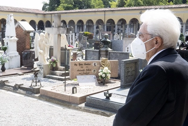 El presidente italiano Sergio Mattarella guardó silencio frente a las tumbas de víctimas del coronavirus en el cementerio de Codogno, Italia. Foto Ap 