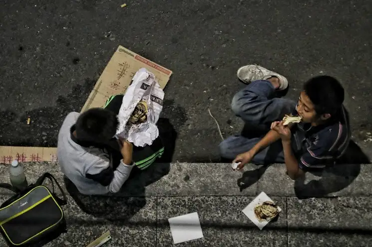 Niños en condición de calle limpian parabrisas durante la cuarentena del Covid-19 en la Ciudad de México. Foto Marco Peláez
