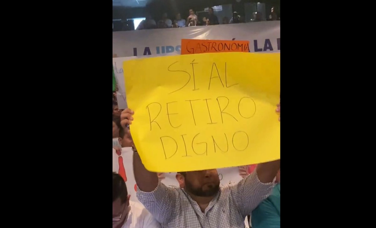 Los jubilados de la UAS se concentraron en el Palacio Legislativo con pancartas y consignas. Imagen de archivo en un acto del rector de la UAS. Foto