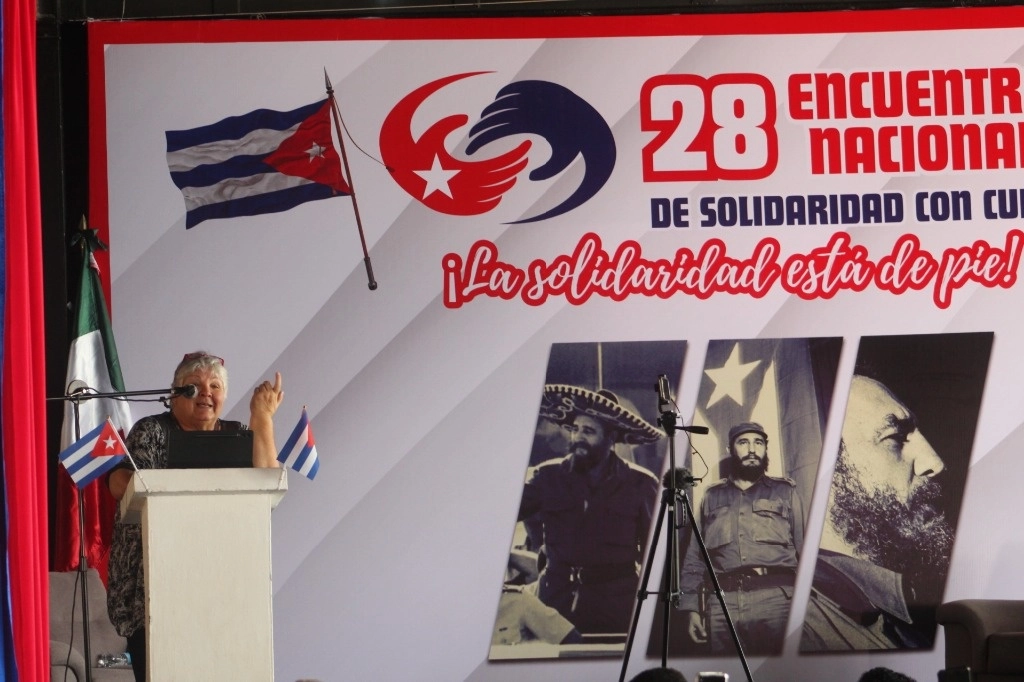 Aleida Guevara, hija de Ernesto ‘Che’ Guevara, durante su participación en el 28 Encuentro Nacional de Solidaridad con Cuba, realizado en Acapulco, Guerrero. Foto Héctor Briseño 