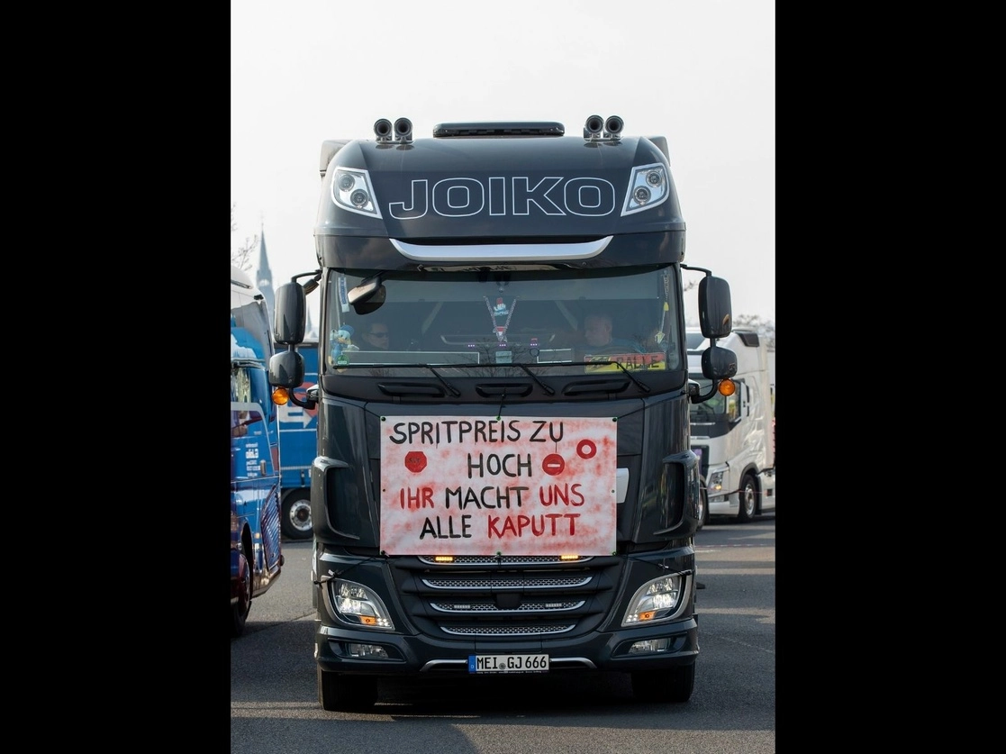 "Los precios de la gasolina son demasiado altos, nos destruyen", se lee en un cartel durante una protesta de camioneros en Alemania, el pasado 18 de marzo. Foto Ap