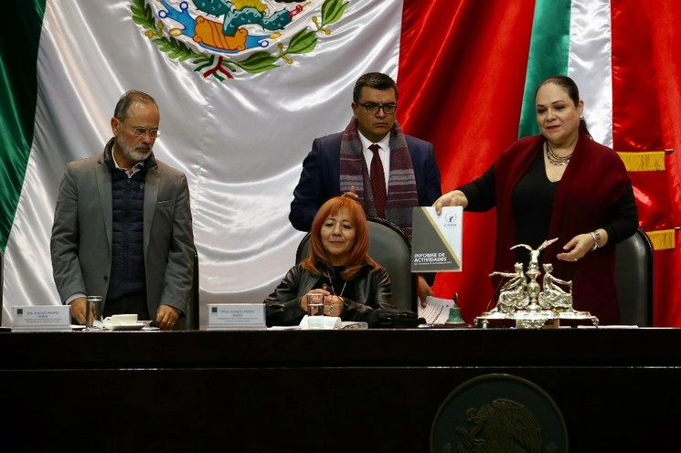 Ayer miércoles, la presidenta de la Comisión Permanente, Mónica Fernández, recibió el informe de la CNDH, que entregó su presidenta Rosario Piedra Ibarra. Foto Jesús Villaseca
