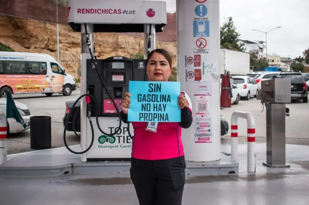 Trabajadora de gasolinera protesta por el desabasto. Foto: La Jornada Baja California 