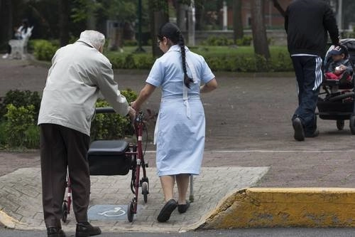 Las trabajadoras del hogar contribuyen al mantenimiento de los hogares y son protagonistas en la prevención del contagio. Foto Cristina Rodríguez / Archivo