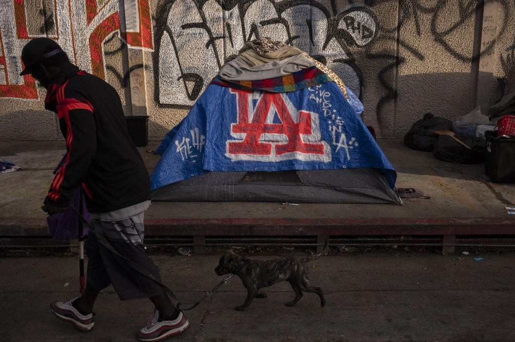 Personas sin hogar viven en casas de campaña en el centro de Los Ángeles. Foto Ap