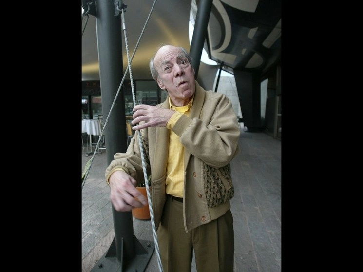 'El Loco' toca un violoncello invisible. Foto La Jornada / Archivo