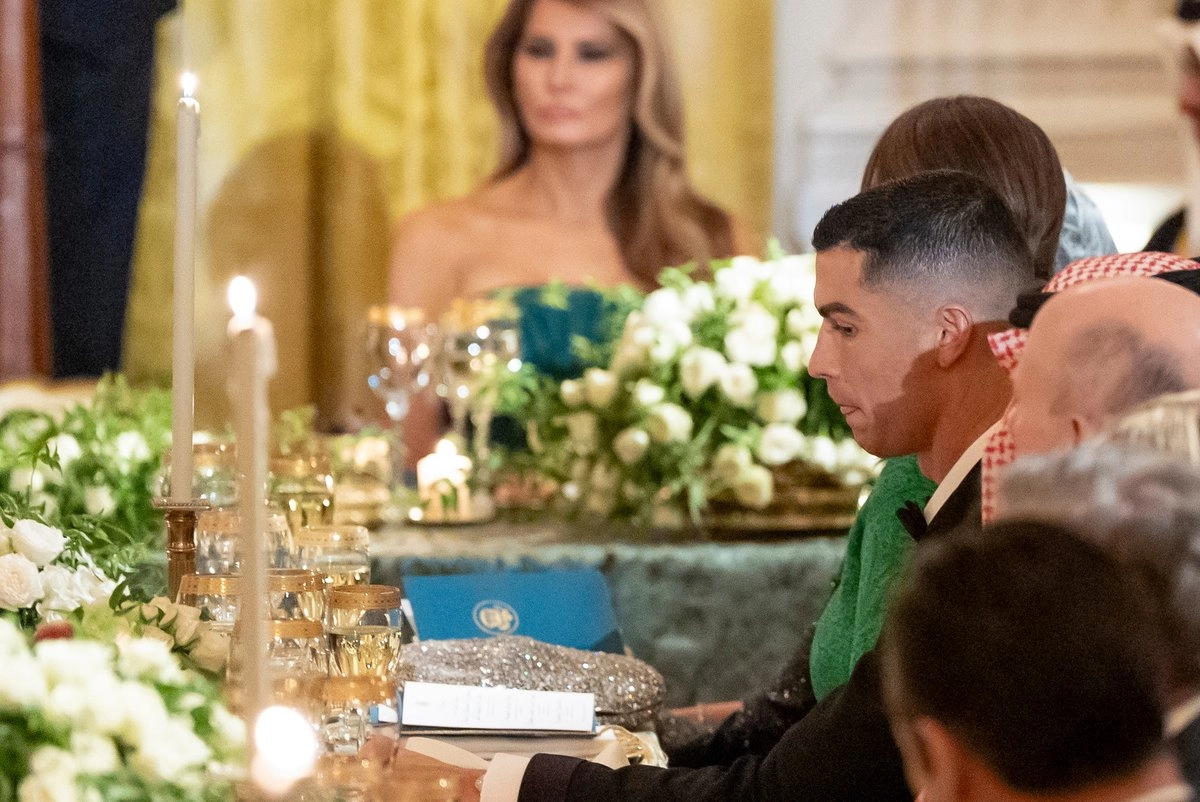 El astro portugués Cristiano Ronaldo (der) durante la cena en la Casa Blanca. Foto 