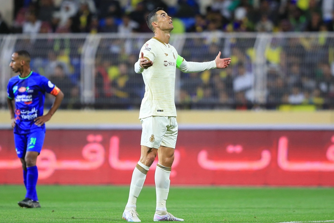 Cristiano Ronaldo marcó su primer gol con los colores del club saudita Al Nassr, anotando de penal en el descuento (90+3), para que su equipo igualara 2-2 en el terreno del Al Fateh, en partido de liga. Foto Afp