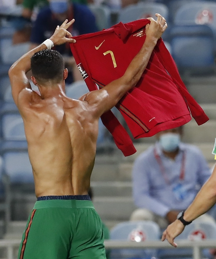El delantero luso celebra este nuevo logro. Foto Ap