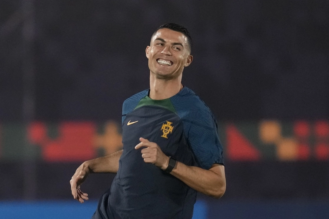 La Federación Inglesa de Futbol anunció haber sancionado a Cristiano Ronaldo con una suspensión de dos partidos y una multa de 50 mil libras (60 mil dólares) por arrebatar el teléfono a un joven aficionado del Everton. Foto Ap