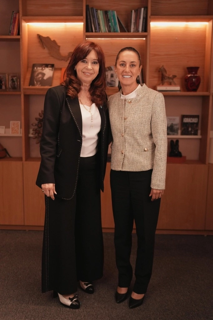 La ex mandataria de Argentina, Cristina Fernández y la presidenta electa de México, Claudia Sheinbaum durante su reunión de este 6 de agosto de 2024 en la CDMX. Foto @Claudiashein