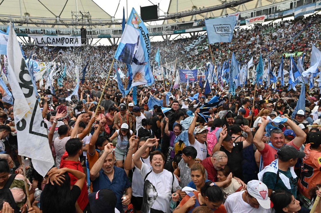 Más de 60 mil personas acompañaron a la ex presidenta, Cristina Fernández de Kirchner, en el estadio Diego Armando Maradona de La Plata, capital de Buenos Aires, Argentina. Foto Afp