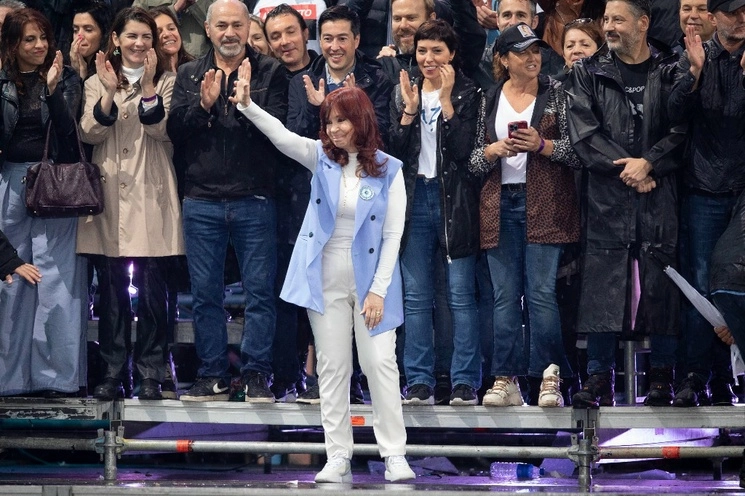 La vicepresidenta argentina, Cristina Fernández, saluda durante el acto para conmemorar el 20 aniversario del inicio del mandato del expresidente argentino, Néstor Kirchner, en la Plaza de Mayo, en la ciudad de Buenos Aires, Argentina, el 25 de mayo de 2023. Foto Xinhua 