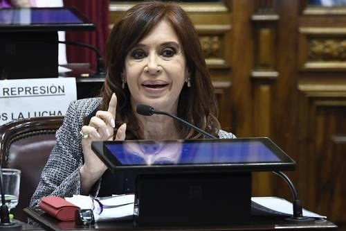 La ex mandataria argentina y actual vicepresidenta, Cristina Fernández, presentó una demanda contra Google por difamación. Foto Afp / Archivo