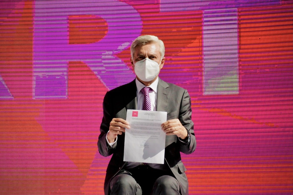El senador 
Cristóbal Arias Solís
durante su registro como candidato. Foto tomada de la cuenta de Twitter @CristobalAriaSo
