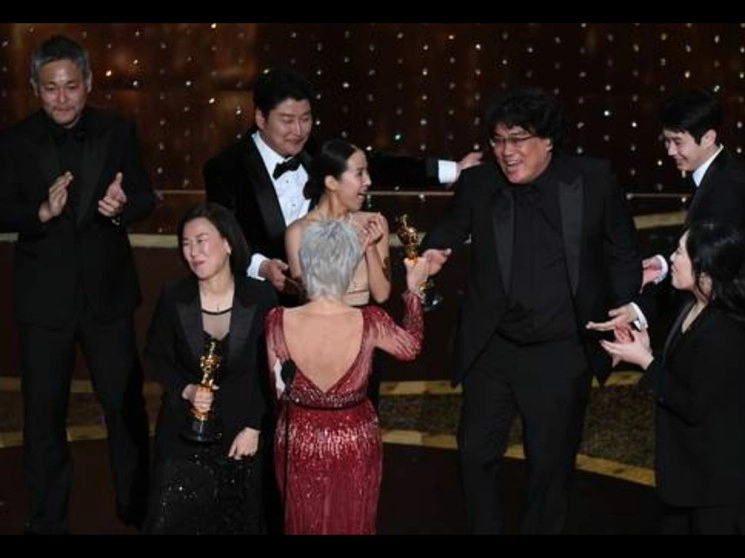 El director surcoreano Bong Joon-ho, director de "Parásitos", recibe el Óscar por la categoría de mejor película, en la entrega 92 de los Premios de la Academia de febrero de 2020. Foto AFP