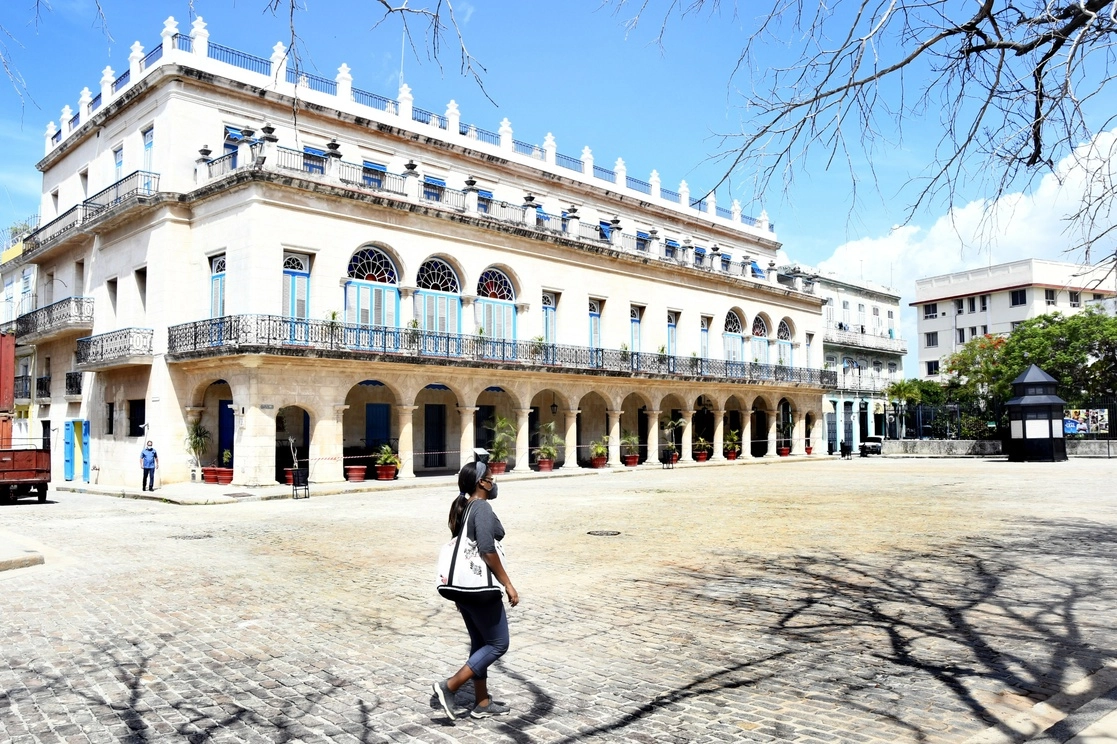 Una mujer camina por una calle de La Habana, Cuba, el 7 de junio de 2021. Foto Xinhua