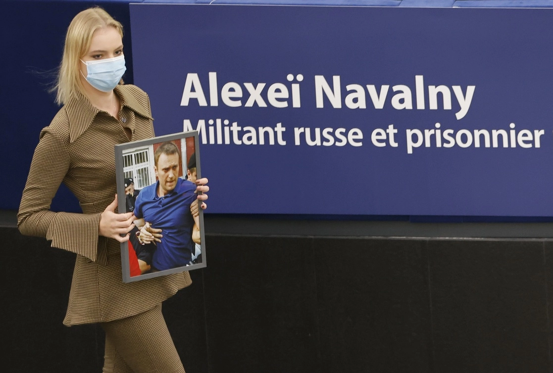 Daria Navalnaya recibió en nombre de su padre, Alexéi Navalny, el Premio Sájarov a la libertad de pensamiento, el máximo galardón de derechos humanos de la Unión Europea,, el 15 de diciembre de 2021. Foto Ap
