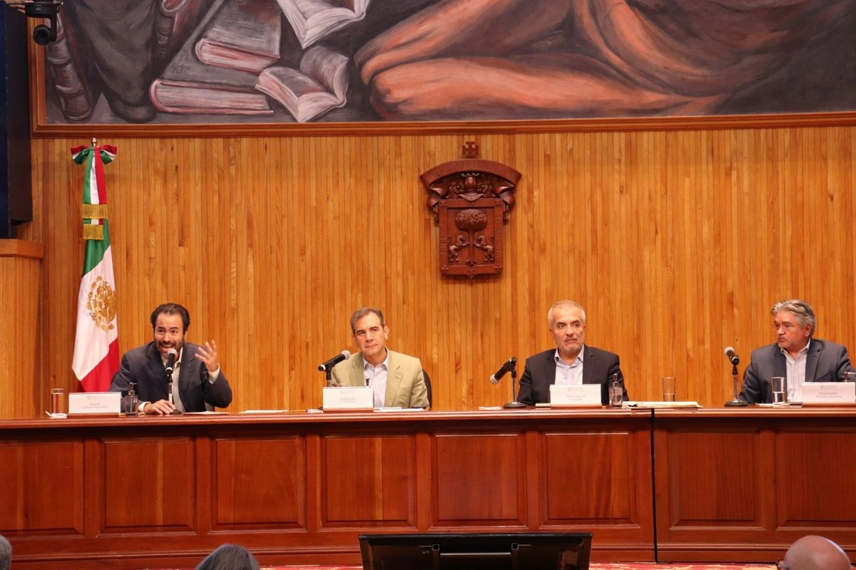 Ex consejeros presidentes del entonces Instituto Federal Electoral: Lorenzo Córdova, Luis Carlos Ugalde y Leonardo Valdés Zurita (segundo, tercero y cuarto de izquierda a derecha), sobre un foro en defensa del INE