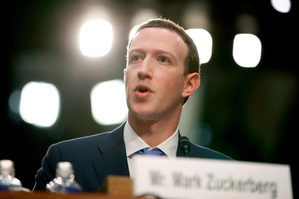 El director ejecutivo de Facebook, Mark Zuckerberg, testifica ante una audiencia conjunta de los Comités de Comercio y Judicial en el Capitolio en Washington, el 10 de abril de 2018. Foto Ap