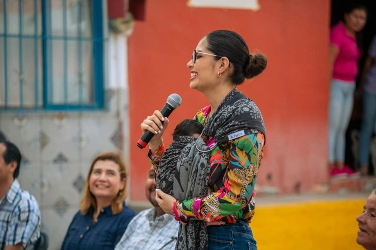 La alcaldesa, de 29 años de edad y de extracción morenista, ha ignorado las críticas ciudadanas de quienes señalan que la "niña" es una suertuda. Foto La Jornada
