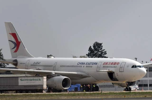 Avión con equipo e insumos contra el Covid-19 donado por China arriba al Aeropuerto de Zagreb, Croacia. Foto Afp