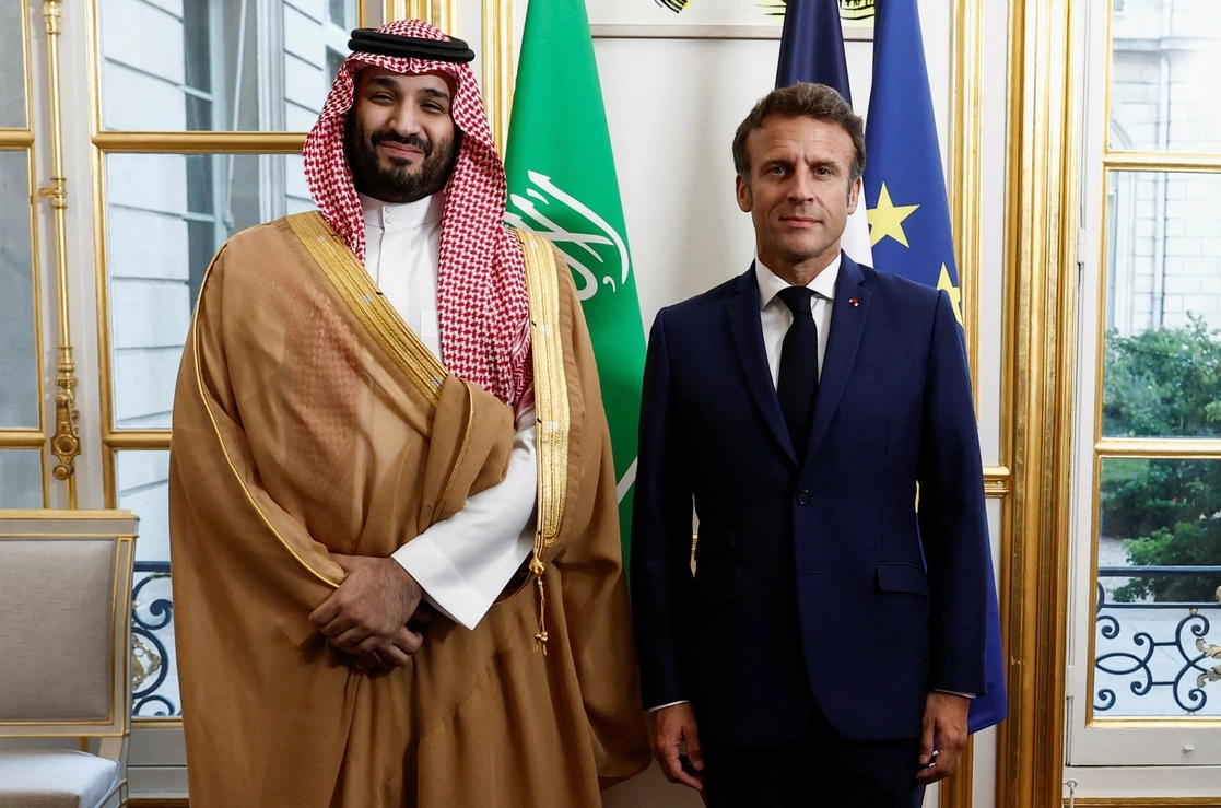 El presidente de Francia, Emmanuel Macron, recibió en el Palacio Elíseo al príncipe heredero de Arabia Saudita, Mohammed Bin Salman, en París, el 28 de julio de 2022. Foto Ap  