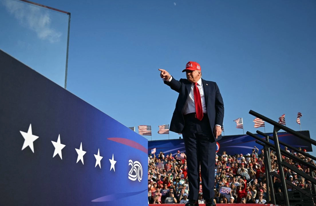 Donald Trump pronuncia un discurso en la celebración del 'Saludo' a Estados Unidos en el recinto ferial estatal de Iowa en Des Moines, el 3 de julio de 2025.
