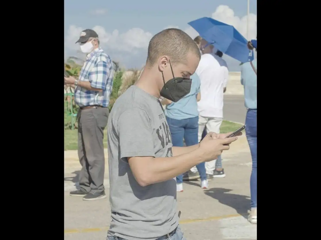 Armando Franco, de 30 años, fue depuesto como director de la centenaria revista Alma Mater, órgano de la Federación Estudiantil Universitaria (FEU), sin ninguna explicación pública. Foto tomada del Twitter de @EVilluendasC / Archivo
