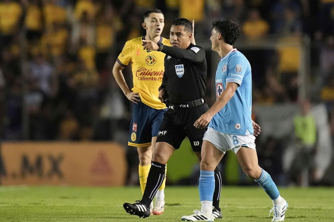 Víctor Cáceres (al centro) desató la polémica en el juego América-Cruz Azul luego de un penal marcado a favor de las Águilas.