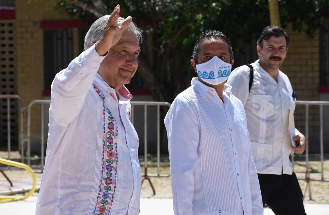 El presidente de México, Andrés Manuel López Obrador, y el gobernador de Quintana Roo, Carlos Joaquín González. Foto Cuartoscuro / Archivo 