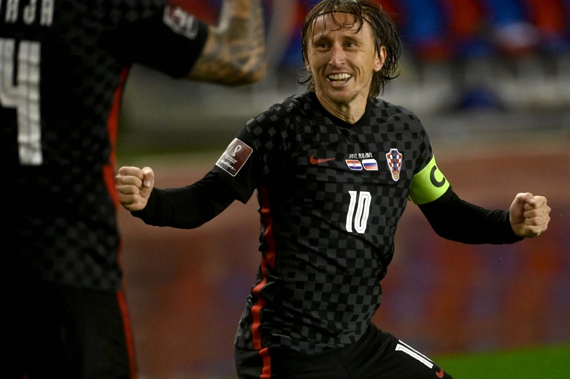 El croata Luka Modric celebra el pase de su país al Mundial de Qatar 2022. Foto Afp