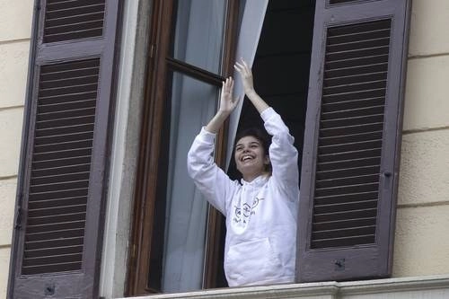 Por redes sociales, los italianos se convocaron para cantar el himno nacional desde ventanas y balcones.Foto Ap