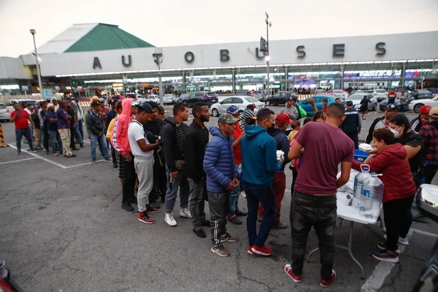 Migrantes venezolanos se encuentran varados en la Ciudad de México en espera de poder llegar a la frontera con EU. Foto Víctor Camacho
