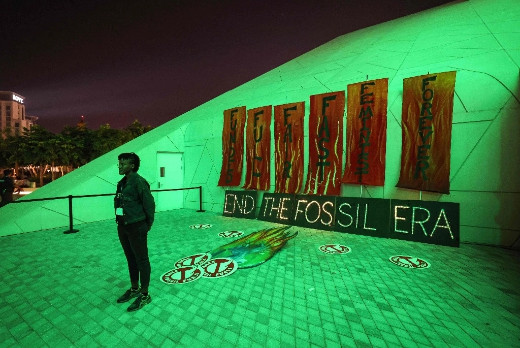 Protesta contra los combustibles fósiles, afuera del centro de exposiciones de Dubai donde se lleva a cabo de la COP28. Foto Afp