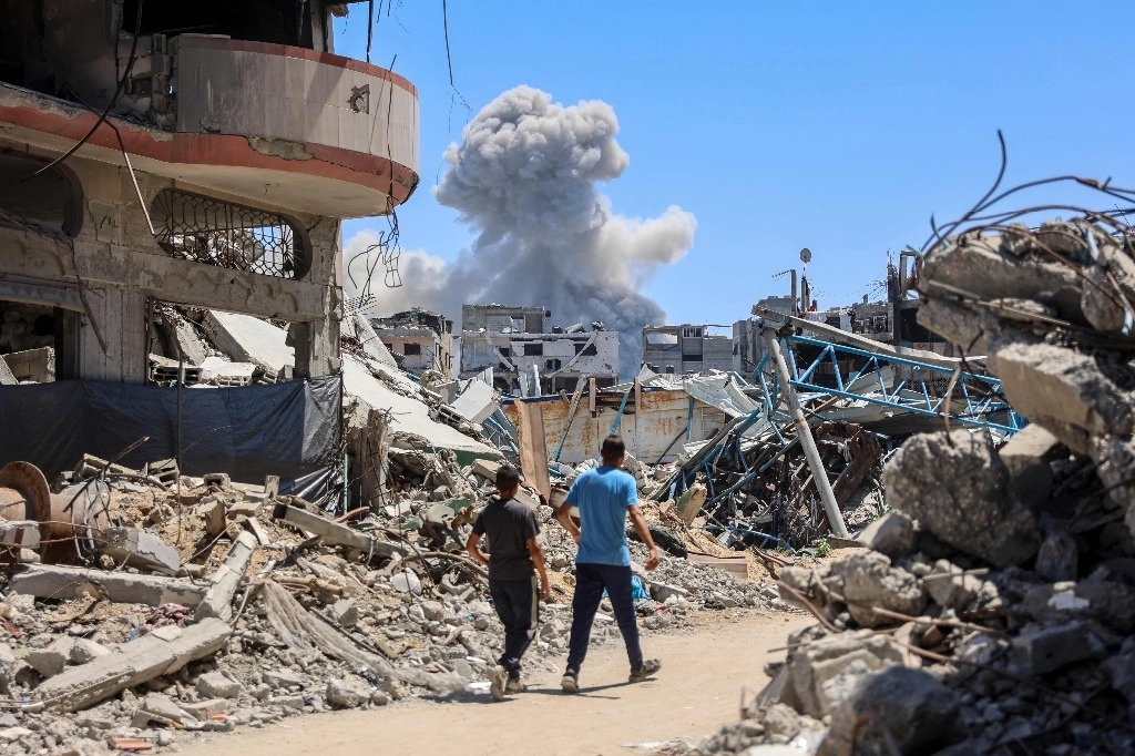 El humo se eleva sobre el suburbio de Shejaiya, al este de la ciudad de Gaza, luego de unos de los bombardeos israelíes de ayer. Foto Afp