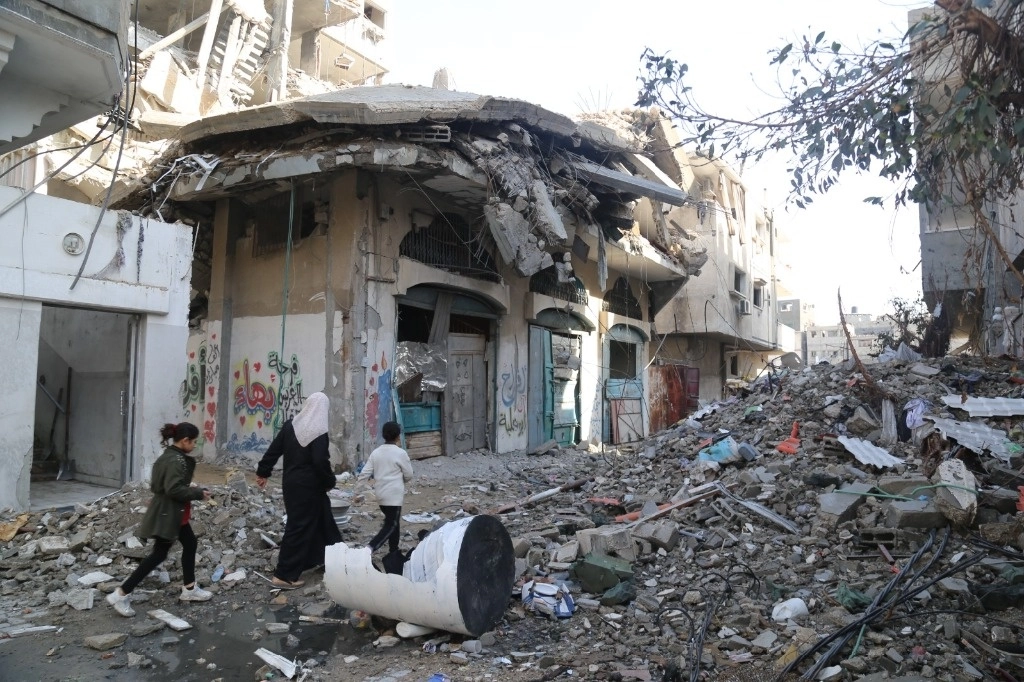 Las familias desplazadas buscan el campamento de refugiados de Jabaliya, Gaza, región que sufre bombardeos israelíes. Foto Afp