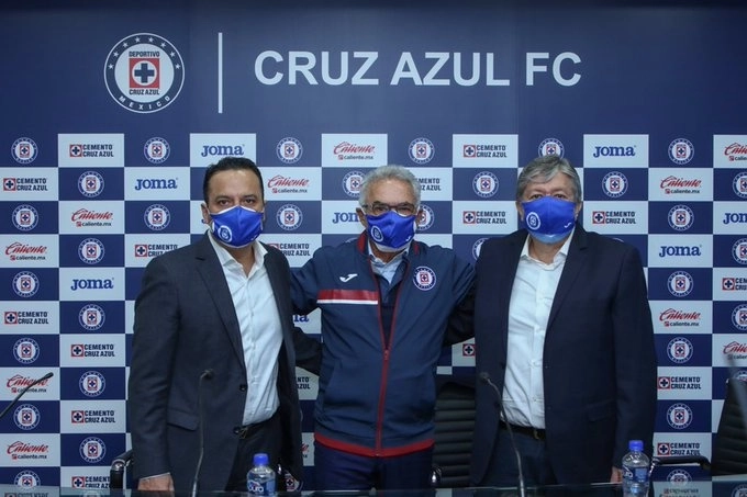 Álvaro Dávila (centro) fue presentado como el nuevo presidente ejecutivo del Cruz Azul. Foto tomada del Twitter de @CruzAzulCD