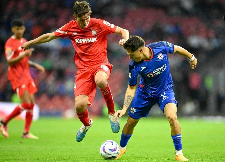 Alejandro Ruiz del Toluca y Rodrigo Huescas del Cruz Azul en una de las jugadas del encuentro. Foto Afp