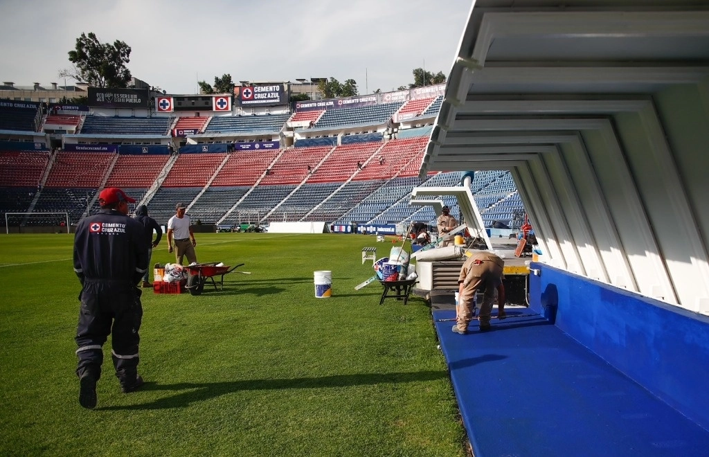 A marchas forzadas transcurren los trabajos para dejar listo el estadio para el partido de hoy ante Pachuca. Foto Víctor Camacho