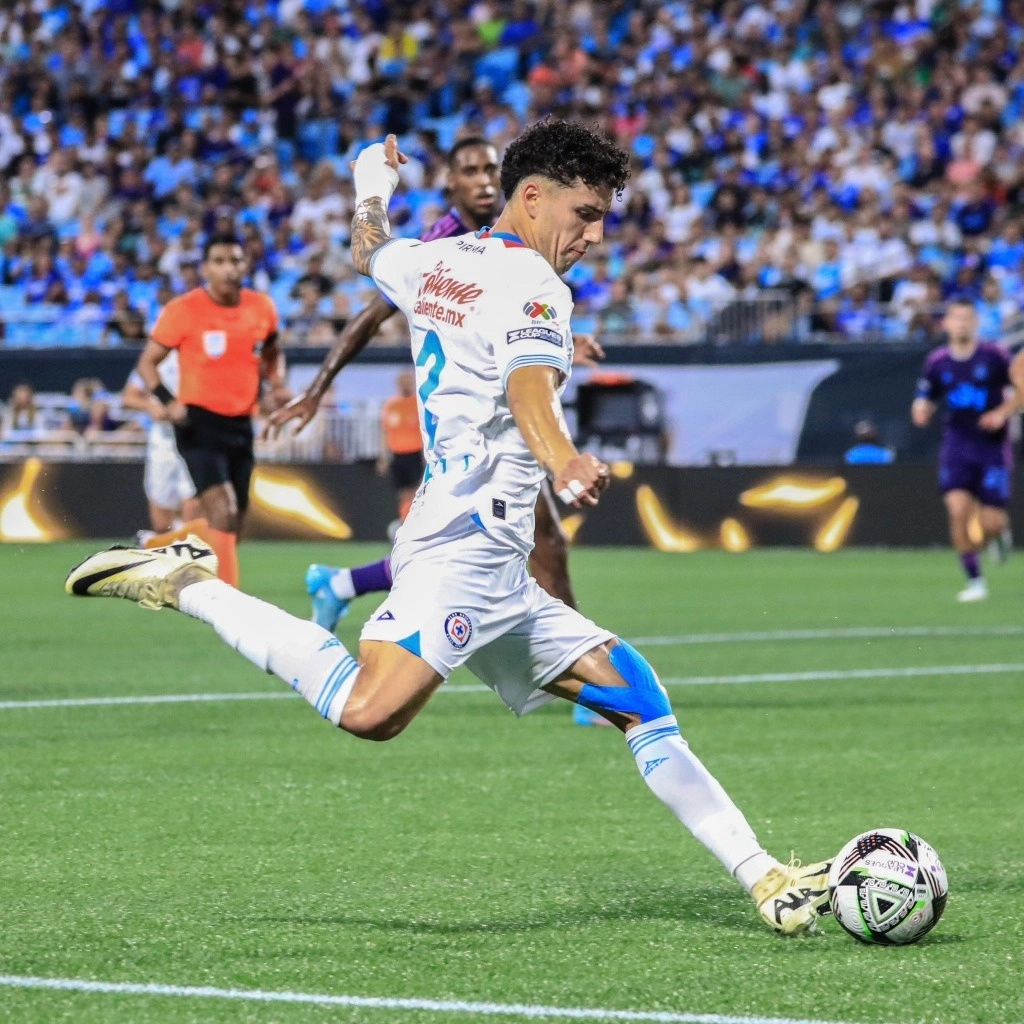 Una de las jugadas del encuentro deportivo. Foto Cruz Azul